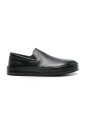 chaussure-noire-a-semelle-en-caoutchouc-plate-et-bout-rond