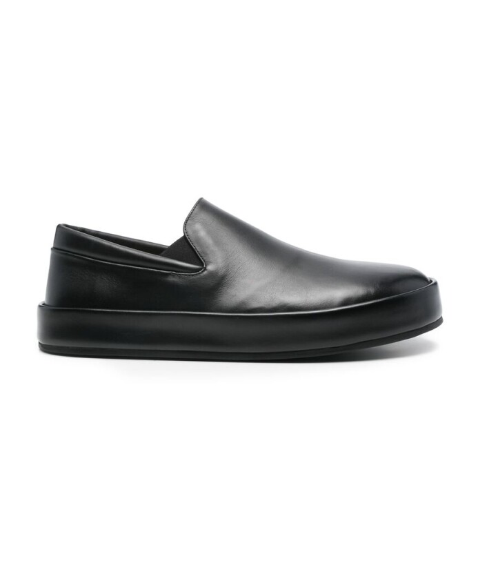 chaussure-noire-a-semelle-en-caoutchouc-plate-et-bout-rond