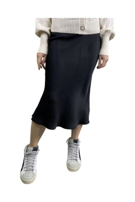 jupe-en-satin-noir-longueur-courte