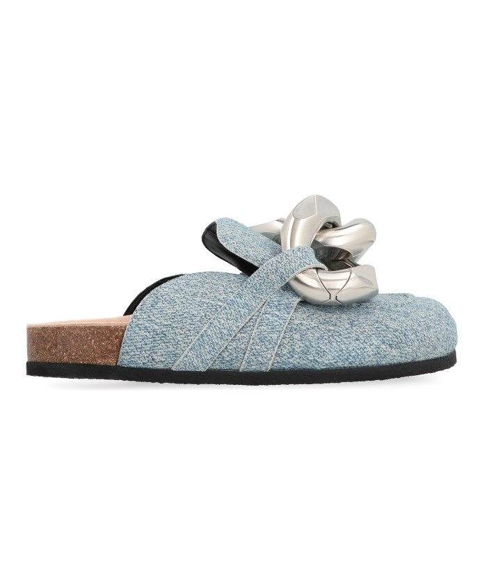 mules-en-daim-elegantes-avec-chaine-decorative