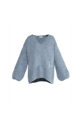 oversized-v-neck-sweater-faded-denim
