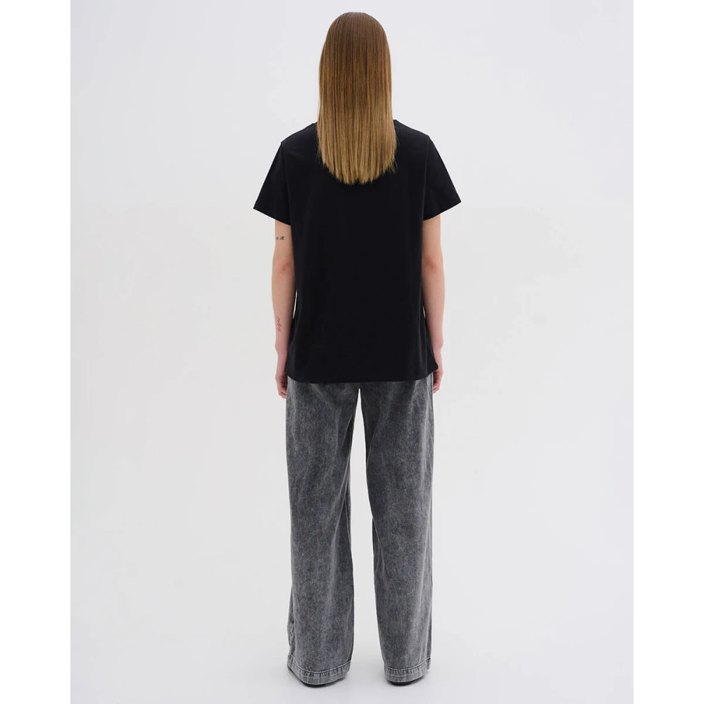 My Essential Wardrobe Seattle Logo Embroidered Tee Black Dames