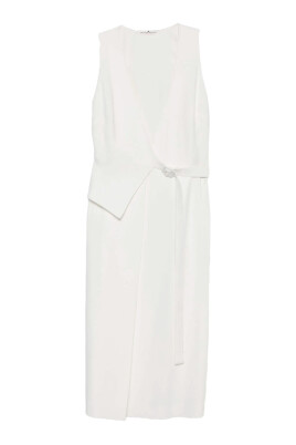 robe-blanche-sans-manches-a-ceinture-col-v