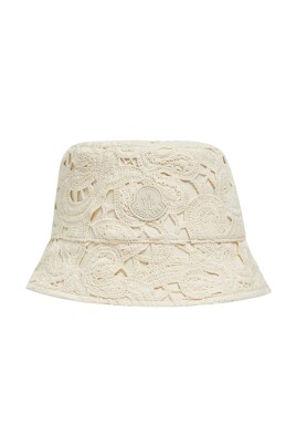 chapeau-seau-elegant-pour-un-look-a-la-mode