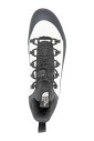 chaussures-blanches-a-lacets-et-semelle-vibram