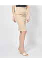 beige-kokerrok-met-metalen-detail