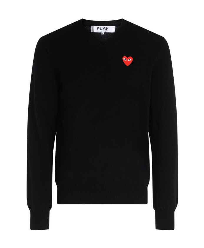 pull-noir-col-en-v-avec-patch-coeur
