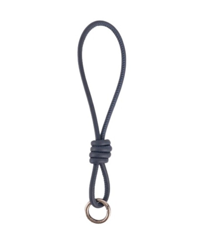 porte-cles-main-en-cuir-avec-fait-main