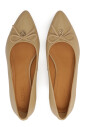 beige-lage-leren-pumps
