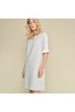 robe-grise-a-col-v-avec-garnitures-blanches
