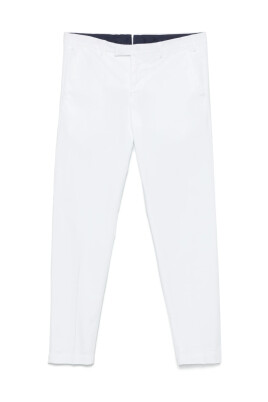 white-buttoned-pants-with-pockets