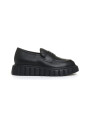mocassin-en-cuir-noir-avec-semelle-rayee