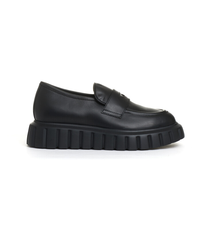 mocassin-en-cuir-noir-avec-semelle-rayee