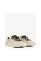 sneakers-basses-ecru-avec-details-metalliques