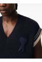 pull-bleu-col-v-avec-motif-signature