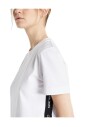 robe-a-details-contrastes-sur-le-cote