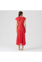robe-longue-avec-des-rouges-et-des-drapes