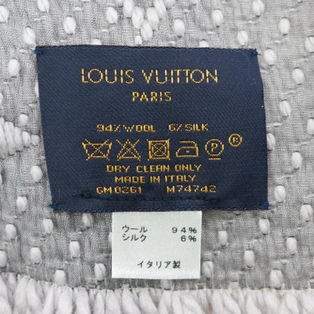 Louis Vuitton Vintage Pre-owned Wool scarves Gray Dames