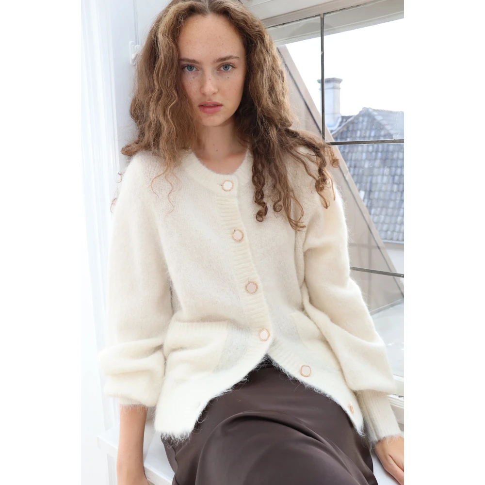 Cras Zachte Gebreide Vest met Decoratieve Knopen Beige Dames