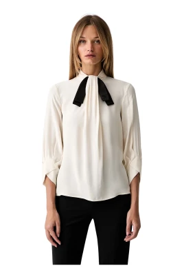 Blus med rosettdetalj och trekvartsärm