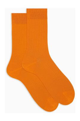 mans-orange-korta-bomullsribbade-strumpor-med-enfargad