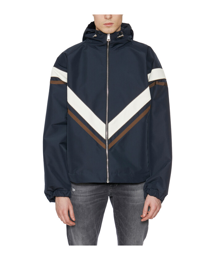 veste-coupe-vent-a-capuche