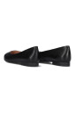 zwarte-loafers-met-v-vorm-detail
