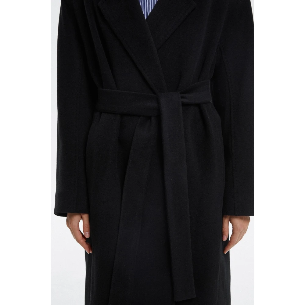 Estro Zwarte getailleerde jas voor dames met brede revers Er00116044 Black Dames