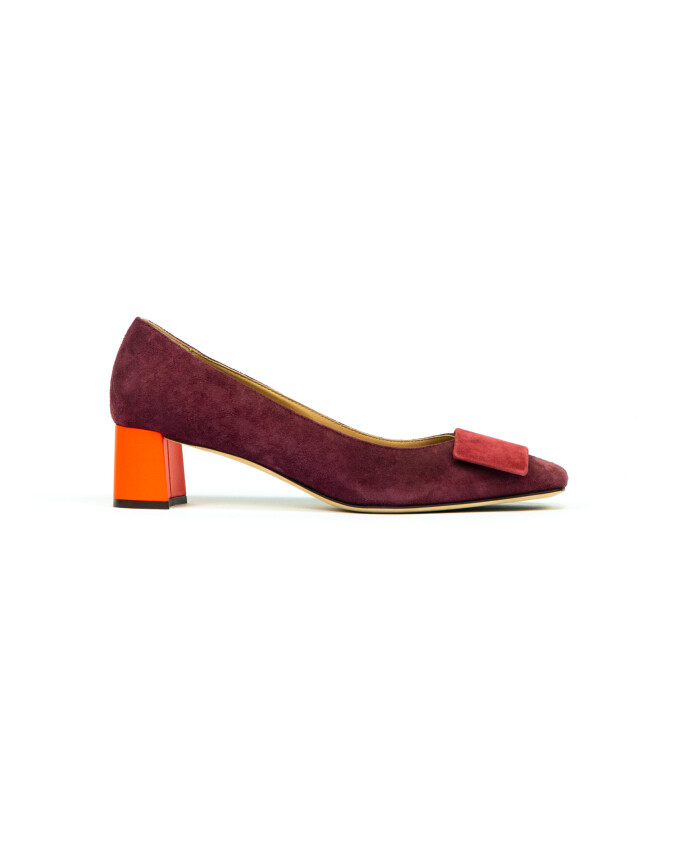 suede-pump-met-plaque