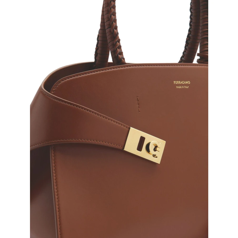 Salvatore Ferragamo Stijlvolle Tassen voor elke gelegenheid Brown Dames