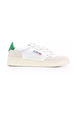 sneakers-blanches-avec-detail-du-logo-lateral