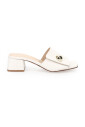 witte-leren-sandalen-klem-accessoire