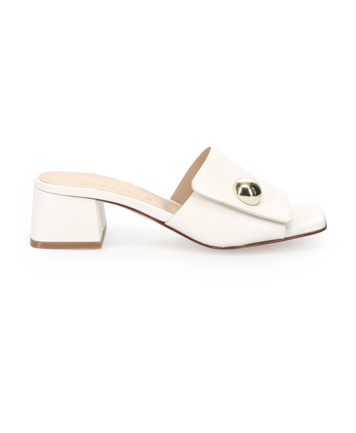 witte-leren-sandalen-klem-accessoire