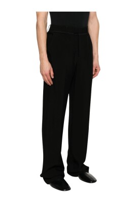 black-buttoned-trousers-with-pockets