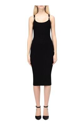 elegante-robe-noire-en-tricot-cotele