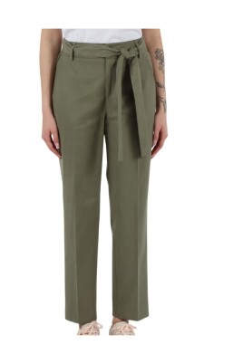chino-vert-avec-plis-repasses