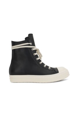 chaussures-noires-a-lacets-et-semelle-en-caoutchouc