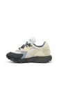 grijze-suede-sneakers-met-zwarte-accenten