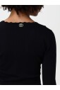 pull-noir-a-col-en-v-avec-poignets-decoupes-au-laser