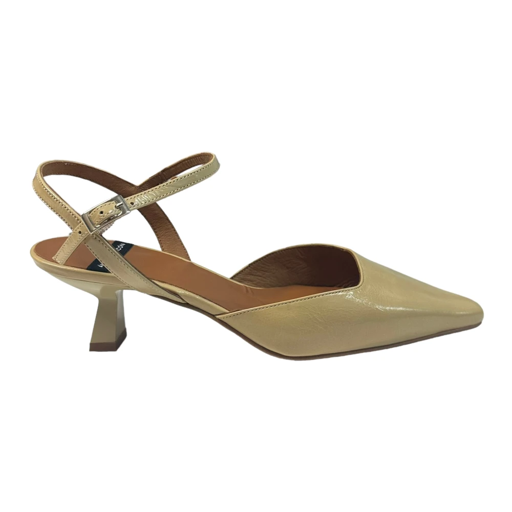 Angel Alarcon Lage hak leren sandalen enkelband Beige Dames