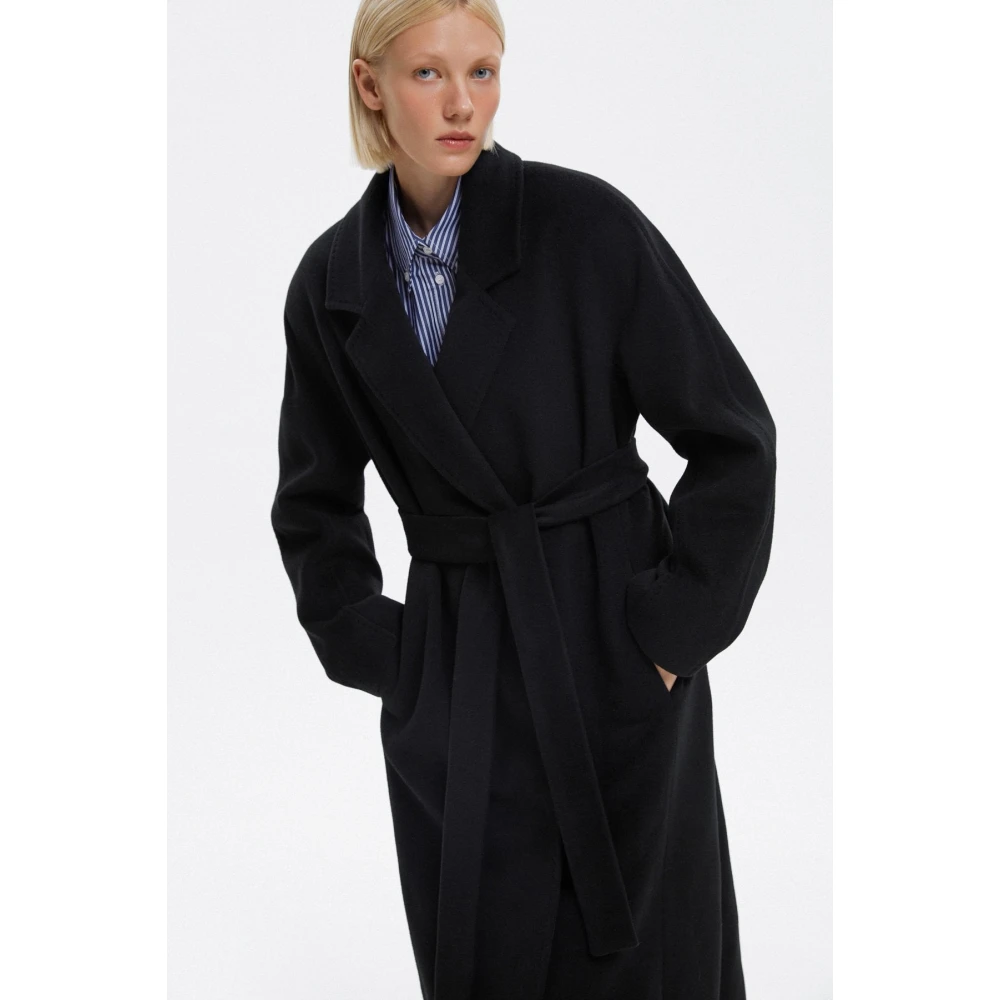 Estro Zwarte getailleerde jas voor dames met brede revers Er00116044 Black Dames