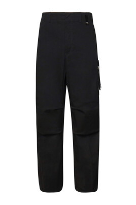 black-cargo-trousers-with-pockets