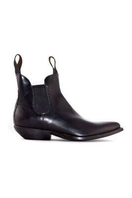 black-leather-chelsea-boots-with-elastic-inserts