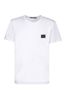 white-t-shirt-with-logo-plaque