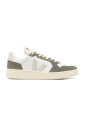baskets-blanches-avec-logo-patch