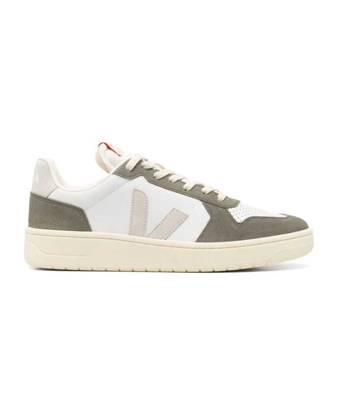 baskets-blanches-avec-logo-patch