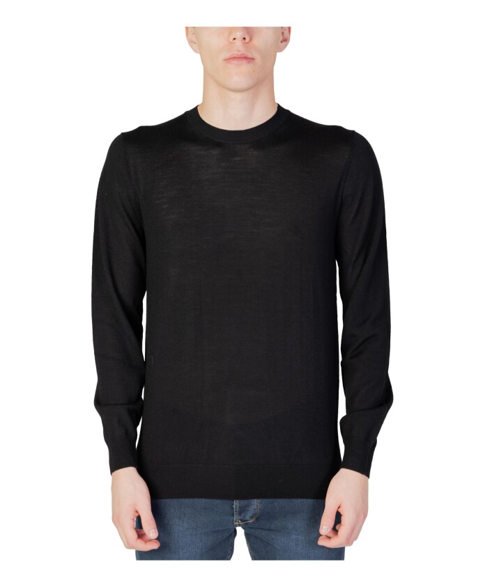 maille-tricot-noir-col-rond