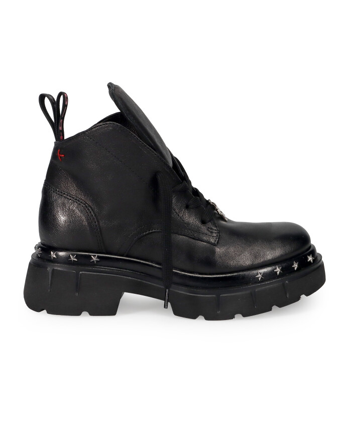 bottines-noires-a-lacets-avec-clous-en-forme-detoile