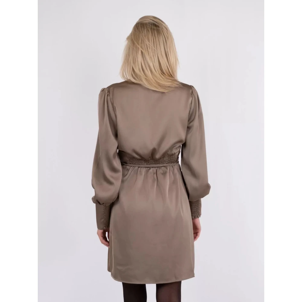 NEO NOIR Satijnen Wikkeljurk met Pofmouwen Beige Dames