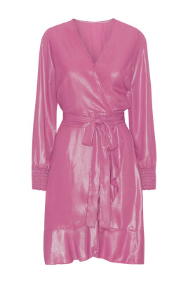 glittrig-wrap-klanning-med-smock-midja